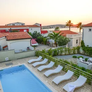 Apartman Sunset Deluxe, Vir
